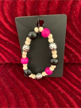 Les Trouve-Tout d'En Haut, Beaded Stretch Bracelet Hot Pink and Black& silver